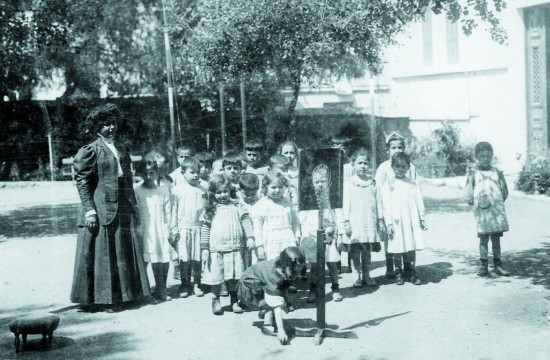 Kindergarten-Kinder auf dem Schulhof, um 1914