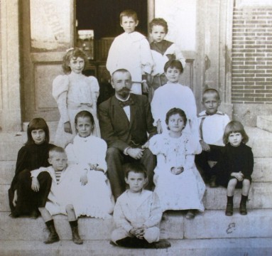 Die ersten 11 SchülerInnen der DSA und der Rektor während eines Schulausflugs nach Strophili im Juni 1897