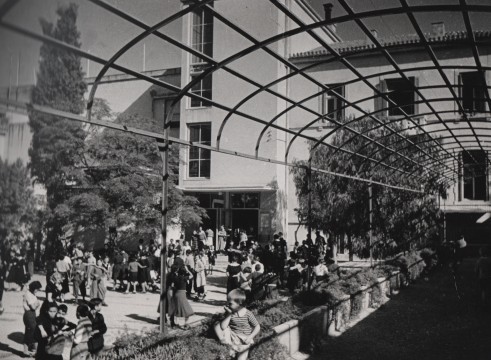 Στο προαύλιο της Σχολής, στις αρχές της δεκαετίας του 1940