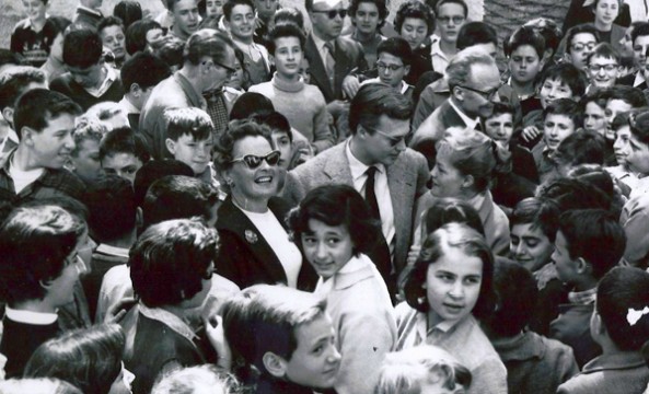 Romy Schneider und Karlheinz Böhm auf dem Schulhof der DSA in der Metsovou-Straße, 1957