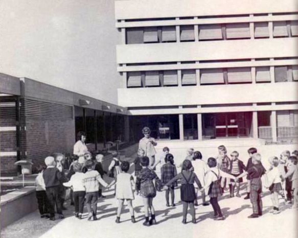 Die DSA nimmt 1968 ihren Betrieb in der neuen Schulanlage in Maroussi auf