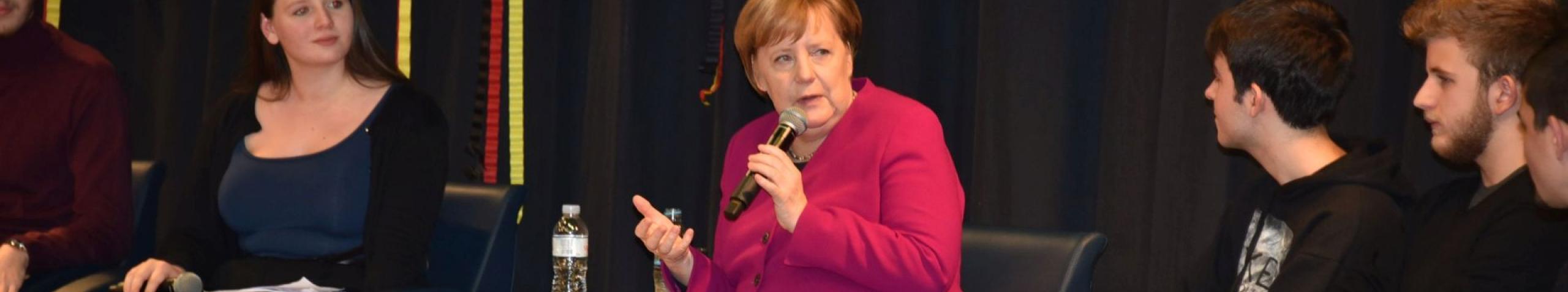Die Bundeskanzlerin Dr. Angela Merkel besucht die Deutsche Schule Athen